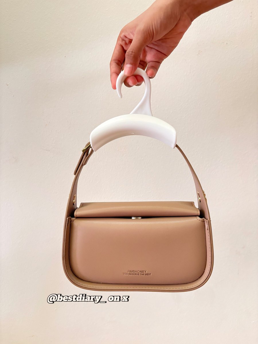 Tas ku pada melengkung/nekuk karena ku gantung sembarangan😭. 

Ga sengaja lihat live orang jualan tas ternyata pada digantungin di hanger khusus gitu. Akhirnya aku iri beli ternyata wort it 😭. Murah bgt dr pada tas kalian melengkung beli ini aja bisa buat gantungan yg lain2 jg