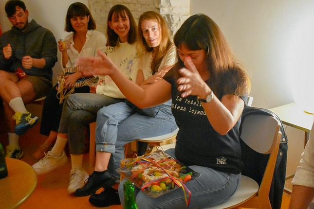 VALENCIANA llevando una 🍊🍋 MOCADORÀ 🍅🌽 a MADRID porque no podía estar en un club de lectura la víspera del 9 d'octubre y no hacerlo. 

Les tradicions boniques cal compartir-les 💕. 
Amor valencià per a totes!