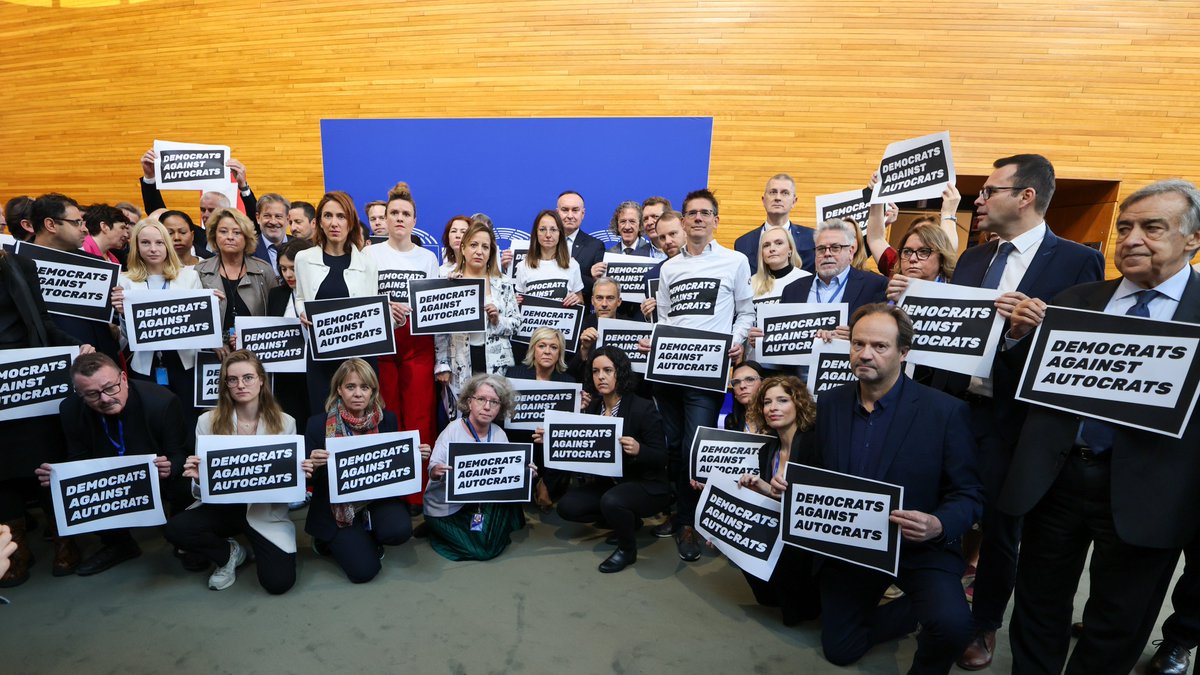 This House is of EU Democracy. Not of corruption, lies &amp; propaganda.
Orbán spreads fear about refugees &amp; LGBTIQ+ people to hide his corruption &amp; relationship with Putin.
We fight for better lives for citizens in Hungary &amp; in the EU. Don't give into fear!
🖋️democratsagainstautocrats.eu