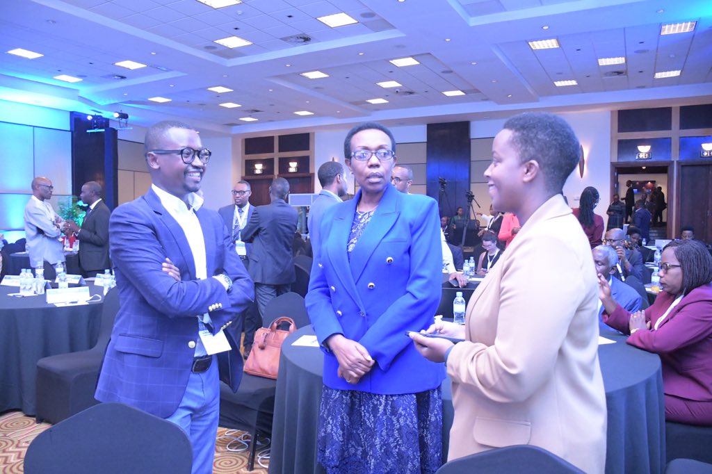 RwandaLocalGov's tweet photo. I Kigali hateraniye inama yo ku rwego rw’igihugu iganira kuri gahunda zo kuzamura imibereho y’abaturage, yahuje abayobozi mu nzego zigira uruhare muri izi gahunda n’abafatanyabikorwa batandukanye.

#GiraWigire https://t.co/4Mp4xDO9Uw