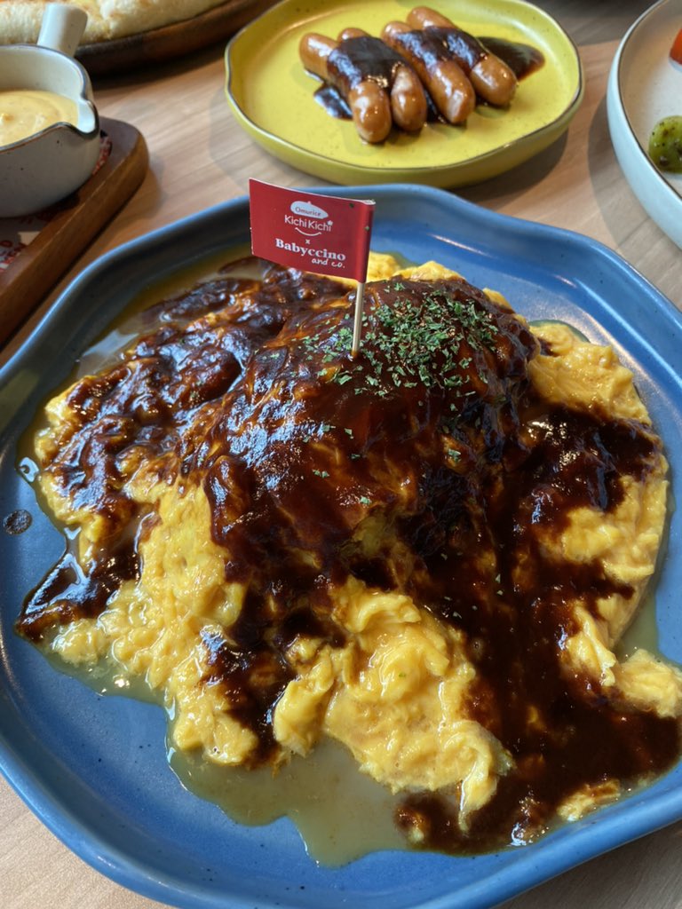 📍Babbyccino — มีสาขาที่ Siam Discovery ด้วยนะ 🫶🏼 เฉพาะเดือนตุลานี้ เมนู Omurice ข้าวห่อไข่ตัวดัง สูตรคุณลุงเชฟ Kichi กลับมาอีกแล้ววว วัตถุดิบกับสูตรออริจินัลเทรนโดยเชฟโมโตคิชิ เมนูอื่นๆละลานตาแบบ All-day brunch ส่วนของหวานมีทั้งเค้ก เฟรนช์โทสต์ แพนเค้กหลายแบบ อร่อยทุกตัว~