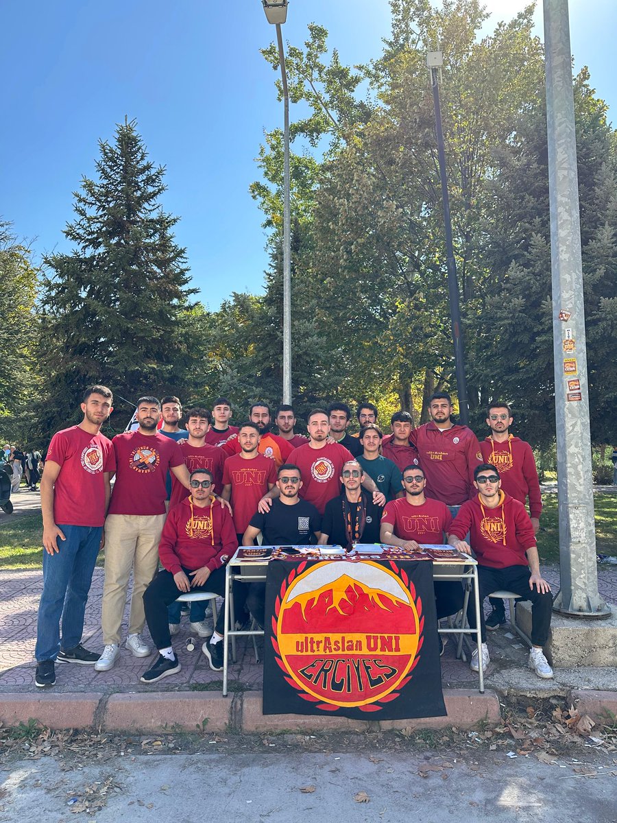 uAUNIErciyes's tweet photo. KAMPÜSLERİN TEK EFENDİSİ!
Yabancı Diller Yüksekokulu binasında standımızı açtık. GALATASARAY'a gönül vermiş tüm kardeşlerimizi standımıza bekleriz.
#uAUNIErciyes 
#UltrAslanUNI https://t.co/ZgPn7OrSVh
