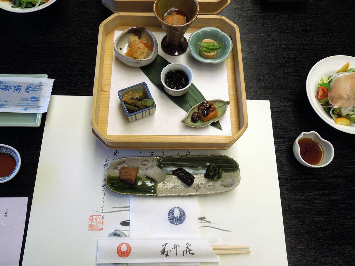bcs758's tweet image. 長野県高山村にある 緑霞山宿 藤井荘 が素晴らしすぎました
昨年の将棋の名人戦第5局で 藤井聡太六冠(20) が勝利し、最年少の名人位獲得とともに7冠を達成した時の舞台となった旅館です
料理や温泉は当然のことですが「おもてなし」が最高!
聖地巡礼の旅 幸せでした
#藤井荘 #藤井聡太 #将棋
