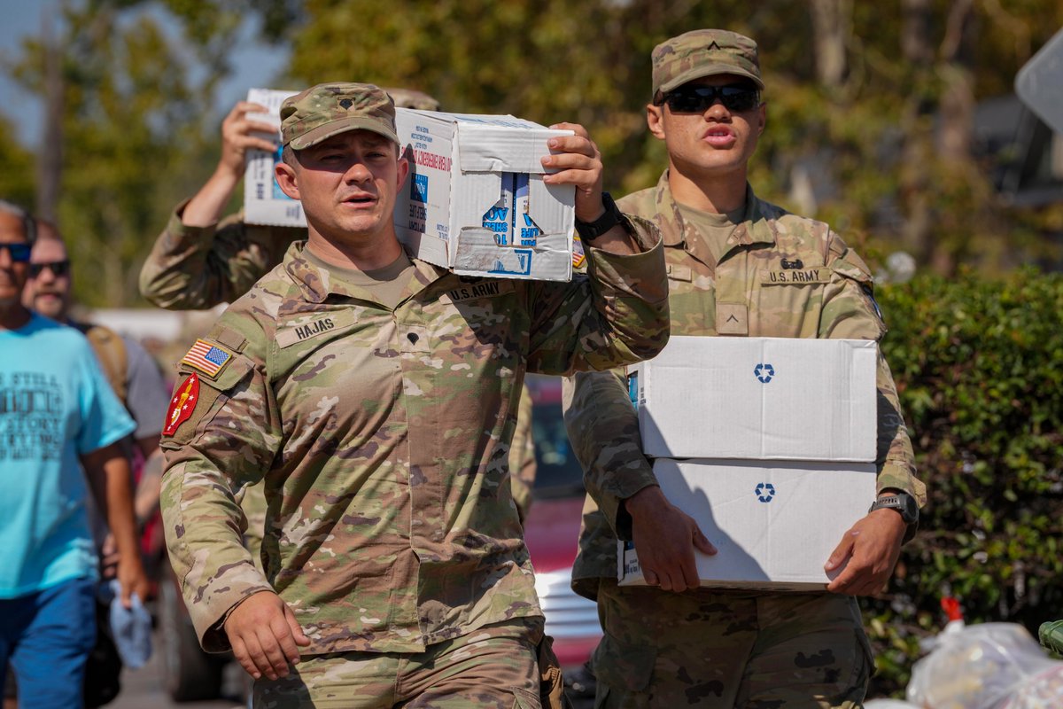 USArmyWHC's tweet photo. #HeleneNC: @USArmy @101stAASLTDIV Soldiers distribute food and water Oct. 8, 2024, to residents in Asheville, N.C., for #HurricaneHelene assistance. | https://t.co/JbN4SVU6MC | @USNationalGuard, #USArmy, #Soldiers, #Helene, #UnityOfEffort, #CarolinaStrong, #NCStrong 🇺🇸⭐️ https://t.co/nx40tgCKef