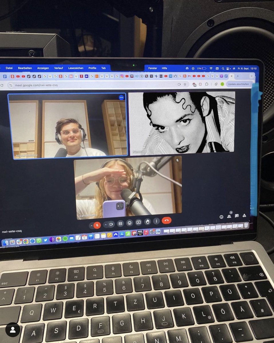 hello europe! wir feiern heute die 100. folge too many tabs mit unserem special guest <a href="/nemothingsss/">nemothingsss</a> 

wir waren leider so aufgeregt dass wir vergessen haben ein foto zu machen aber wir haben es originalgetreu mit aufwändiger ki technik nachgestellt. es sah exakt so aus.