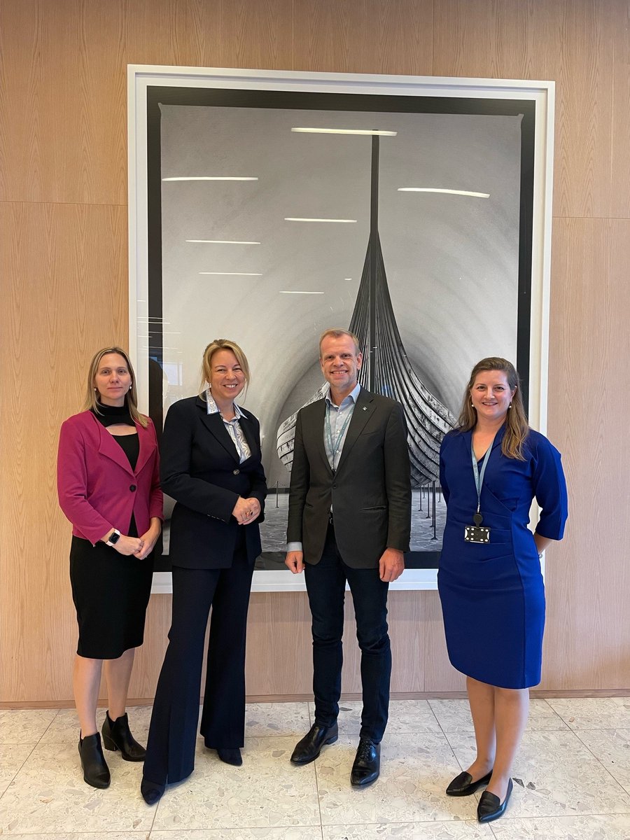 CanadaNorvege's tweet image. Une merveilleuse rencontre ent. ambassadrice @AmyBakerCAN + Président @stholsether @yara    Discuté d&apos;int.s communs: durabilité, sécurité alimentaire, investissement, collaboration continue.
La mission de Yara: Nourrir de manière responsable le monde et protéger la planète -Merci