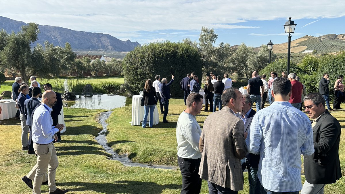 📷 ¡Pausa para el café en #masscommsummit24! Es el momento ideal para recargar energías y hacer networking. Conéctate, comparte ideas y estable relaciones para un futuro prometedor ¡No te lo pierdas!

#CaféYConexiones