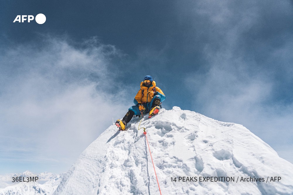 afpfr's tweet photo. 🏔️ Un alpiniste népalais de 18 ans est devenu mercredi le plus jeune grimpeur de l'histoire à escalader les 14 sommets de plus de 8.000 m d'altitude de la planète en gravissant le Shisha Pangma, en Chine #AFP https://t.co/jHOSwAt79p