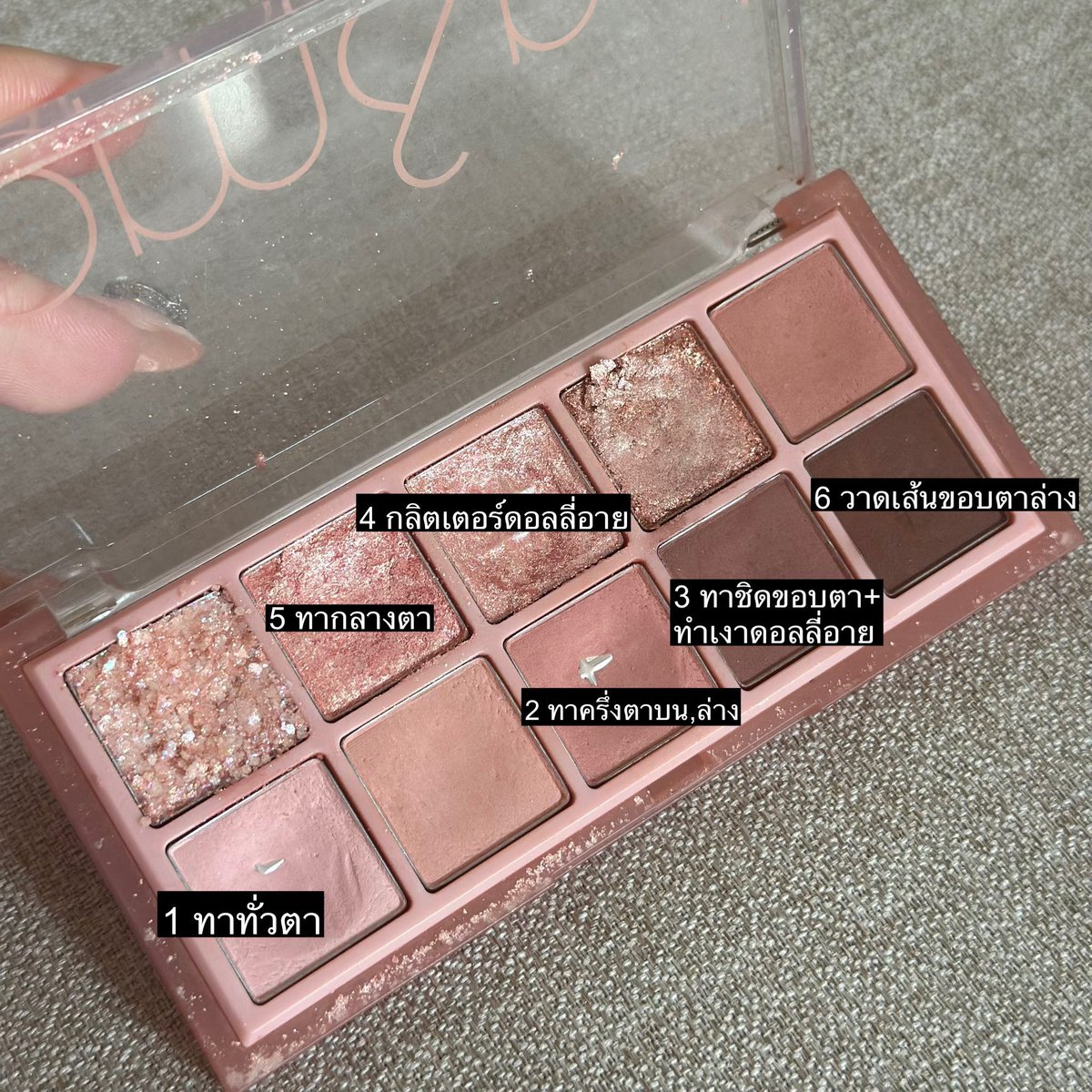 morpormorpaeng's tweet image. เชียร์สี 03 เท่านั้นค่ะ เป็นพาเลทที่เราใช้บ่อยที่สุด ใช้จน hit pan ครบทุกอย่างในพาเลทเดียว มีทั้งกลิตเตอร์ สีอ่อนสีเข้มไว้ทำดอลลี่อาย สีไม่โดดด้วย ซื้อแล้วได้ใช้ทุกวันแน่นอน