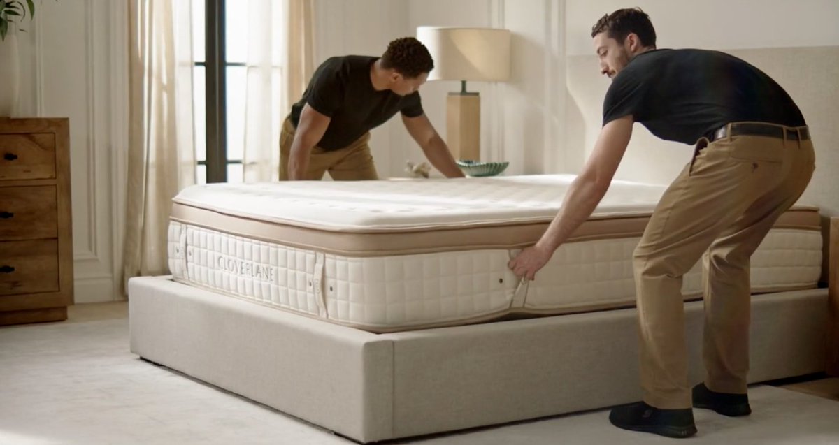 Cloverlanehome's tweet image. Experience luxury at your doorstep with our White Glove delivery service! 🚚✨ The Cloverlane mattress arrives ready for you to enjoy—set up and hassle-free. Sleep in style without lifting a finger!

#CloverlaneMattress #WhiteGloveService #LuxuryDelivered