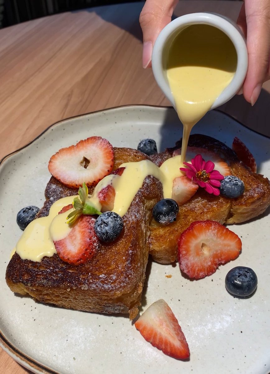 Black Forest French Toast ตัวโทสต์นางทำได้กรอบนอกนุ่มใน ฉ่ำเนยมาาาาก ซอสหอมวานิลลา ไม่หวานมาก มีความละมุน ครีมๆนมๆ ตัวนี้ดือออ เป็นเมนูที่สั่งอีกรอบแน่นอน