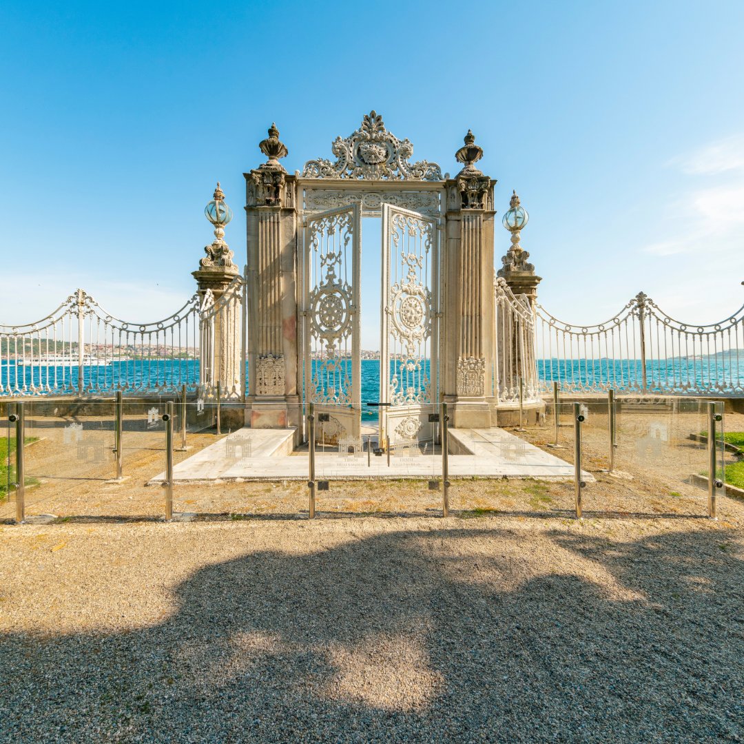 La Puerta Al Bósforo en el majestuoso Palacio Dolmabahçe es una imagen preciosa que ofrece una vista abierta al Bósforo. Este lugar increíble de #Turquía es perfecto para tomar fotografías y disfrutar de vistas de #Estambul 📸💫
dynamic-tours.com