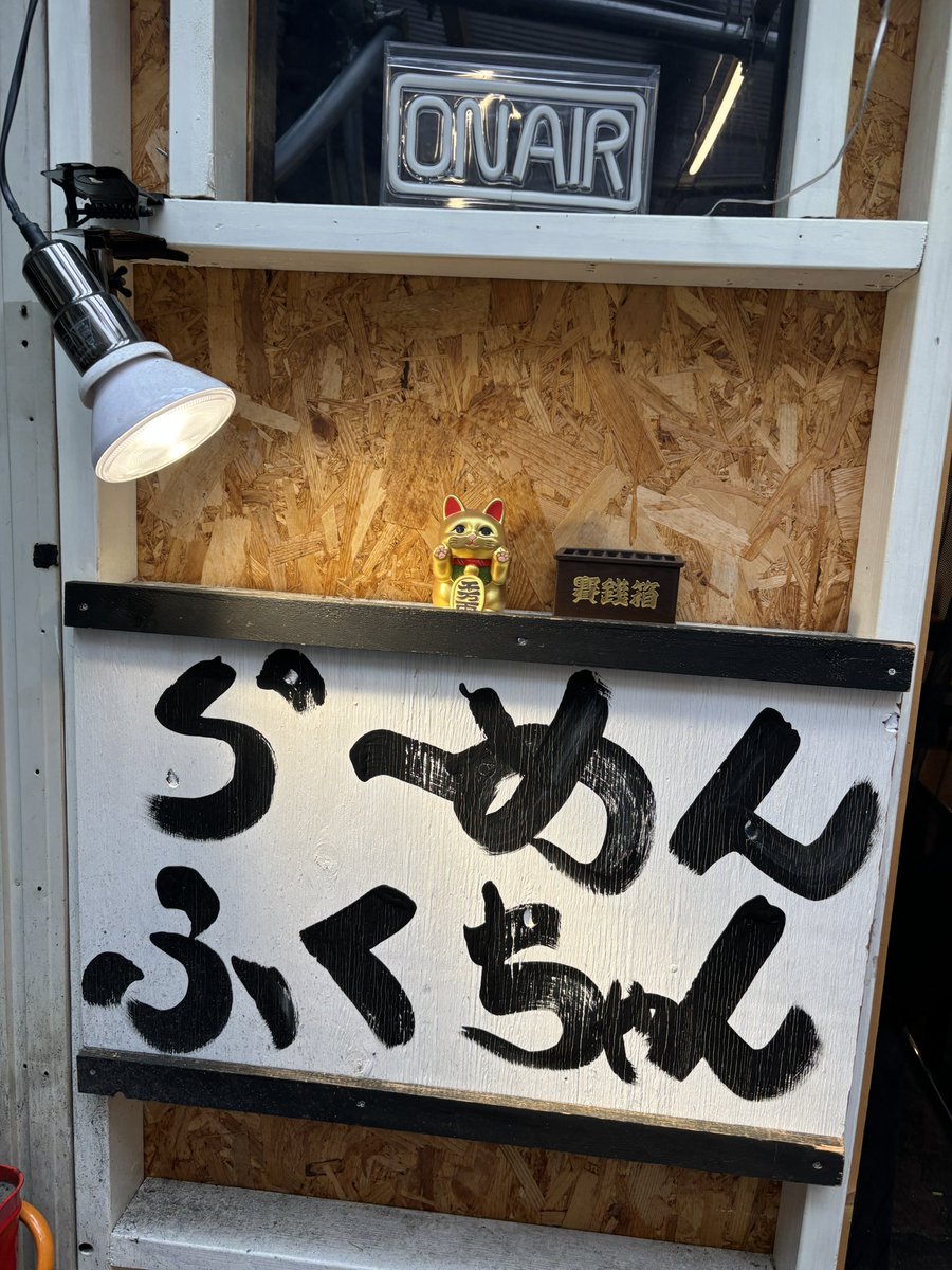 yokesu01's tweet photo. 飛騨高山へ出張中。
高山ラーメンを食べまくる11日目
らーめんふくちゃん。
富山で修行されていた店主が考案したその名も高山ブラック❗️黒胡椒でパンチの効いたブラックスープにモチモチ太麺が絡んで美味い😋ご馳走様でした😋#高山ラーメン https://t.co/V0ZRZkXh5f