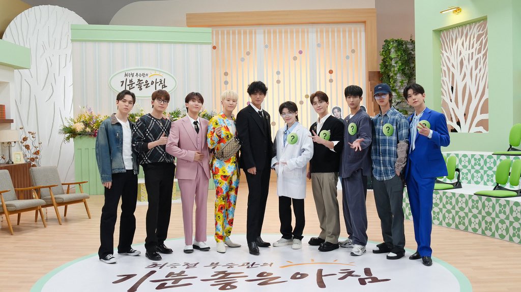 kwaninonie's tweet photo. there are 10 persons in this photo but they look so few 😭 https://t.co/3rk63SDK5s
