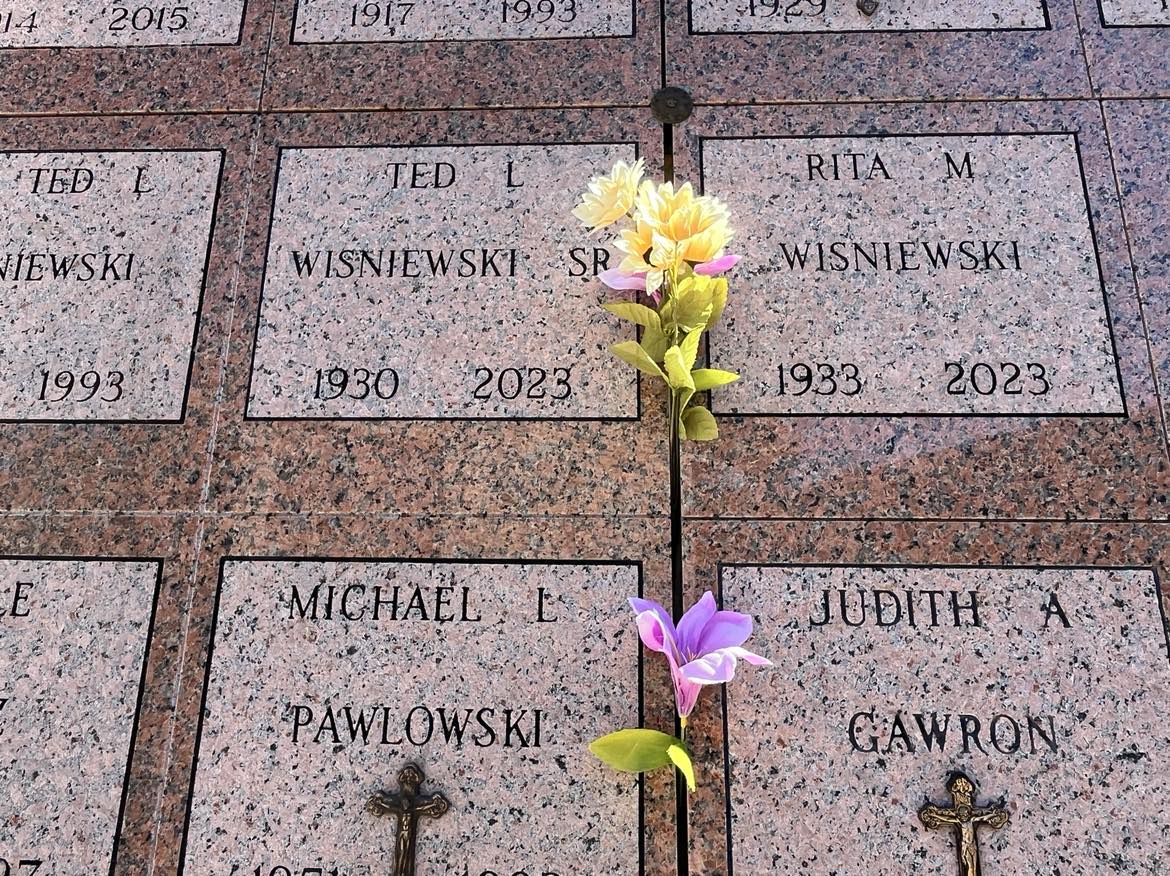 MWwriter's tweet photo. Both my parents passed on last yr, their ashes now in a cemetery in Wisconsin, beside the ashes of my older brother, who died in 1993 b/c of HIV..
Yesterday a good friend visited them & was kind enough to leave these flowers.
Life is short, #5amwritersclub. Be kind.
#love https://t.co/0grGx4A16W