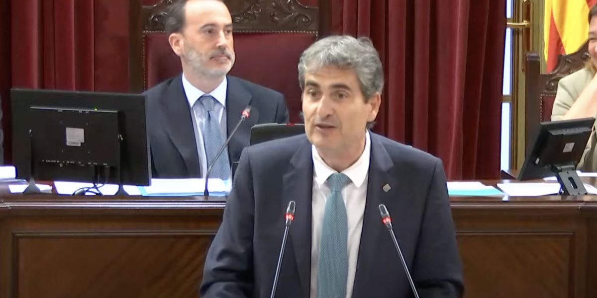 FSEPSOE's tweet photo. 🔴 El Parlament aprova la proposta del PSOE per evitar greuges salarials entre el professorat d’Eivissa de les especialitats de difícil cobertura

🗣@Alejandropital3, diputat del @psibpsoe al #Parlamentib

🔗 Nota de premsa: https://t.co/spZqnNlrd6 https://t.co/iTmKQfqWdV