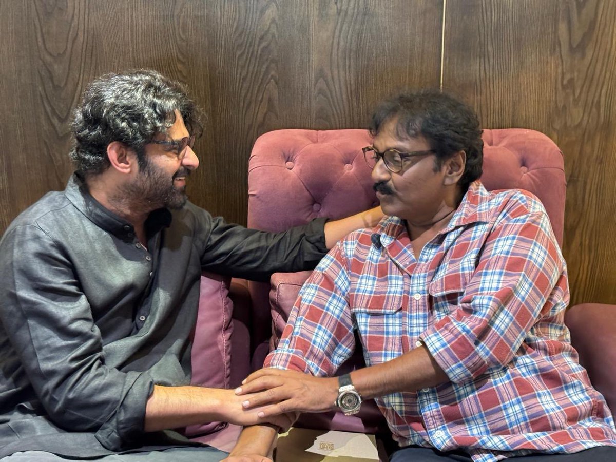 XpressTG's tweet photo. మెగా డైరెక్టర్ వివి వినాయక్ పుట్టినరోజు సందర్భంగా శుభాకాంక్షలు తెలిపిన ప్రభాస్.
#VVVinayak #Prabhas #TGExpress https://t.co/wuQN140KCx