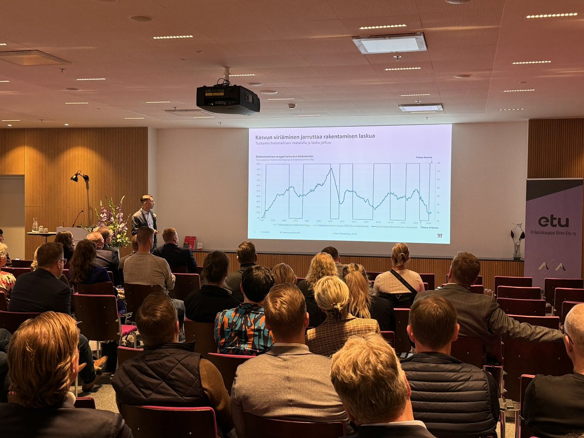 "Kasvun viriäminen jarruttaa rakentamisen laskua. Tuotanto historiallisen matalalla ja lasku jatkuu", sanoo <a href="/JouniVihmo/">Jouni Vihmo</a>.
#suhdanteet #rakentaminen