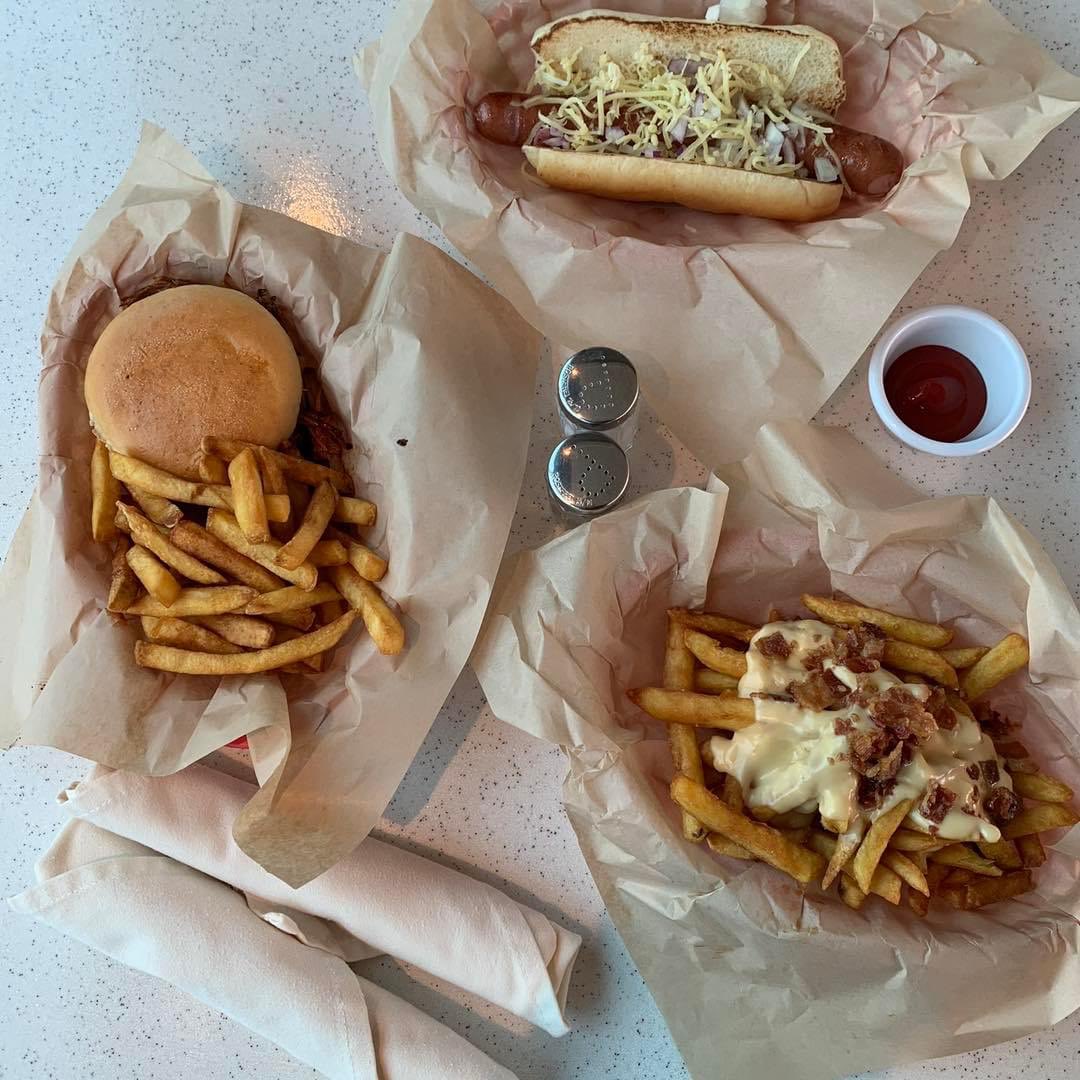 TomandDomTravel's tweet photo. Hot dog 🌭| Cheeseburger 🍔| Cheesy Bacon Fries 🍟
Just a small snack from the poolside grill. 🤣🤣
Which one would you choose? You decide and let us know.
#PrincessCruises #IslandPrincess #ILoveThis #cruise #Cruise #Bruger #Hotdog #Fries https://t.co/4JHuT1VOrN