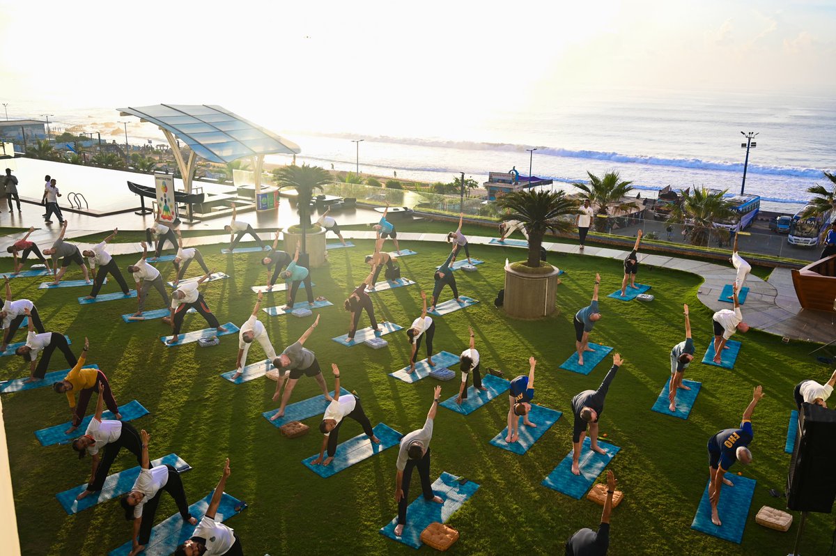 PRO_Vizag's tweet photo. Uniting forces, uniting spirits! #ExMalabar2024 kicks off with a #yoga session in #Visakhapatnam, bridging cultures &amp; strengthening ties between the navies of 🇮🇳🇦🇺🇯🇵&amp; 🇺🇸 

#MalabarExercise #YogaForUnity #VasudhKutumbakam #MaritimeCooperation #DefensePartnership https://t.co/OX2W5MPzFN