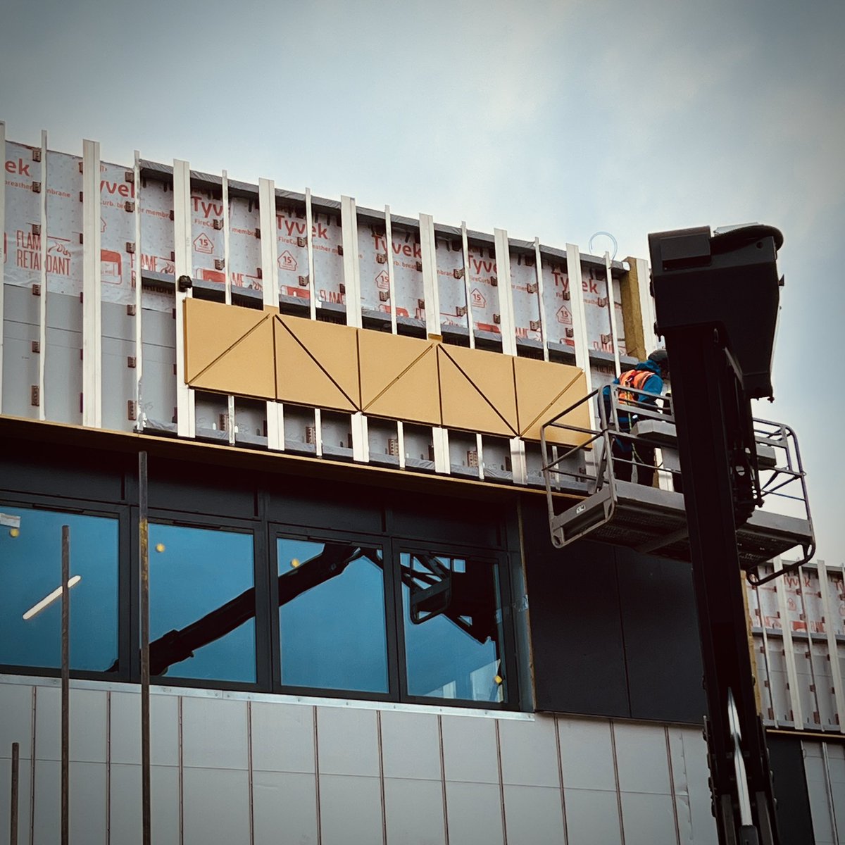 Exciting progress at the EEOC
The signature gold paneling is now being installed at the back, soon wrapping around to the front! A bold step in bringing our vision to life.
<a href="/WynneConstruct/">Wynne Construction</a> <a href="/AmbitionNW/">Ambition North Wales</a> <a href="/WrexhamUni/">Wrexham University</a> #EEOC #Engineering #Innovation #ConstructionMilestone #GoldPaneling