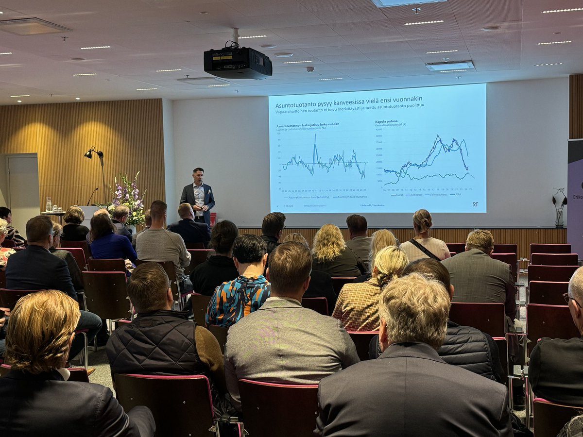 "Asuntotuotanto pysyy kanveesissa vielä ensi vuonnakin. Vapaarahoitteinen tuotanto ei toivu merkittävästi ja tuettu asuntotuotanto puolittuu", <a href="/JouniVihmo/">Jouni Vihmo</a> Suhdanteet-seminaarissa. #asuntotuotanto #rakentaminen