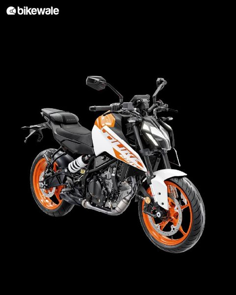 BikeWale's tweet photo. #KTMIndia has silently launched the updated #250Duke as well. The quarter-litre Austrian naked bike now has a new instrument cluster and updated optics. The motorcycle is now priced at Rs. 2,41,286 (ex-showroom, Delhi), which is couple of thousand more than before.
#bwlaunch https://t.co/7xiOOgOAT1
