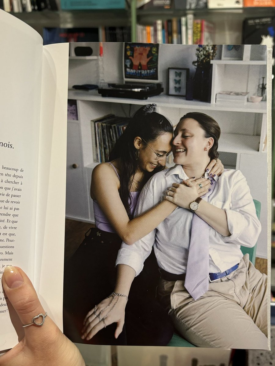 Nov 2022, alors qu'avec Margot on se date depuis qlqs mois seulement et qu'un mois plus tôt iel me demande si jveux être sa ptite copine, on décide de participer au projet de Léa Michaëlis sur les couples lesbiens… Le livre sort ajd, mêle photos et témoignages et il est super 🫶