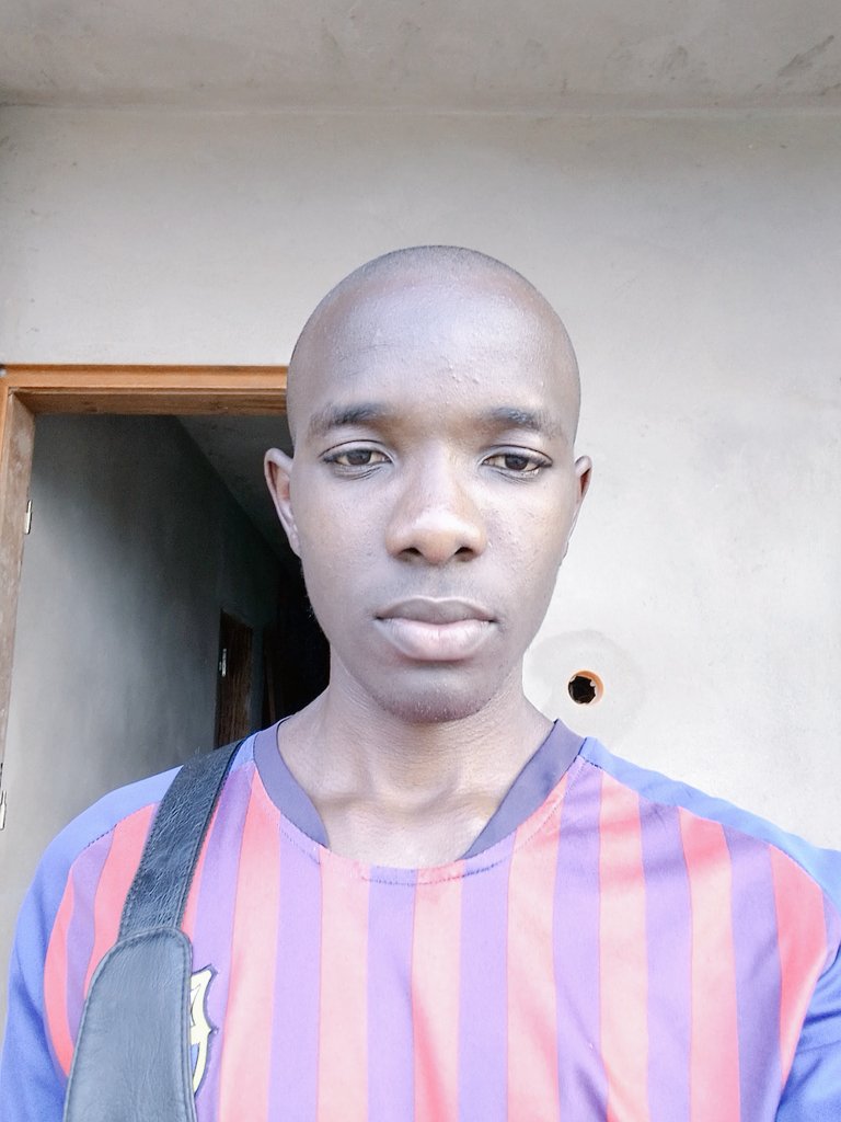 Aidez moi alors avec les retweets nor, à 500rt j'organise le voir parfum 😓🤲🏾