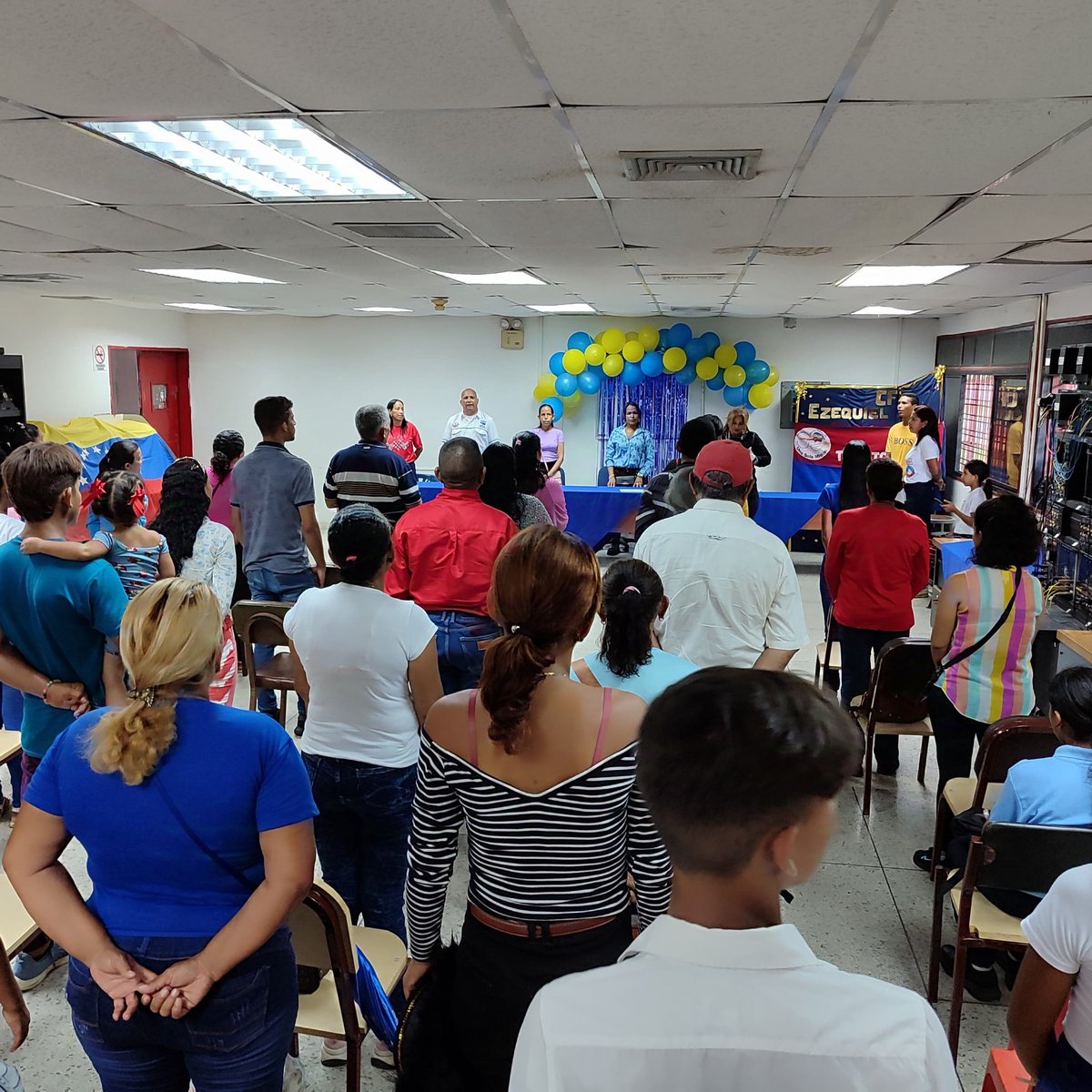 ¡Entérate! Extraordinario acto de grado de la #MisiónRobinson donde se entregaron 35 certificados de aprobación de 6to grado, en compañía del coordinador del CDCE y de la coordinación regional Prof. Luz Candallo y Elida Barcenas.
<a href="/NicolasMaduro/">Nicolás Maduro</a> 
<a href="/HectoRodriguez/">Héctor Rodríguez C.</a> 
<a href="/Sociabolivarian/">Lilian Oropeza</a>