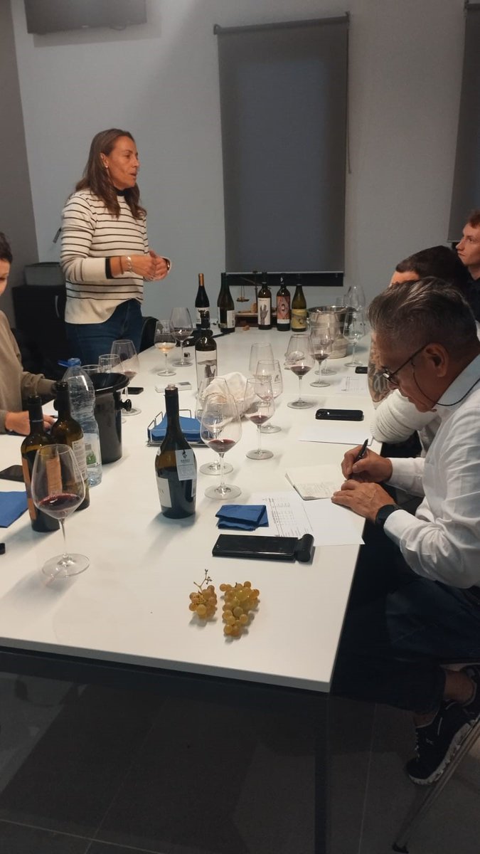 empresasjcyl's tweet photo. 🍇🍷Seguimos en misión inversa con importadores de Alemania y Suiza descubriendo los vinos de autor de Bodegas Maires, #AlvarDeDios y @BodegasAlgil en @VinodeToro y los vinos expresivos e innovadores con un toque frutal de @BSinforiano de la @DOCigales. 
#ICECYL https://t.co/n9cuXEoNmd
