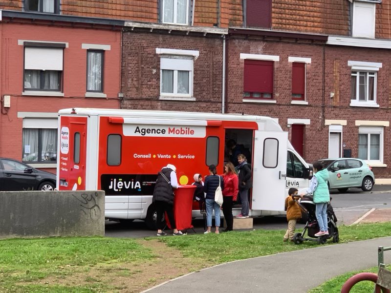 Ilevia s’est installé devant la maison de quartier afin que les familles adhérentes puissent réaliser les cartes de leur enfants et bénéficier ainsi de la gratuité des transports. #Lille #centresocial #boisblancs