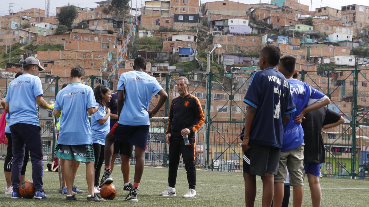 KNVB's tweet photo. Sharing his passion, love &amp; knowledge all over the world. 🌏🧡 https://t.co/FujT1SWEvx