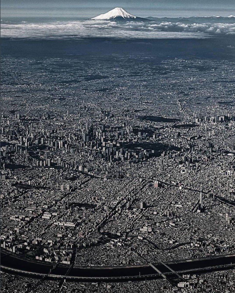 konstructivizm's tweet image. There’s cities, there’s metropolises, and then there’s Tokyo.