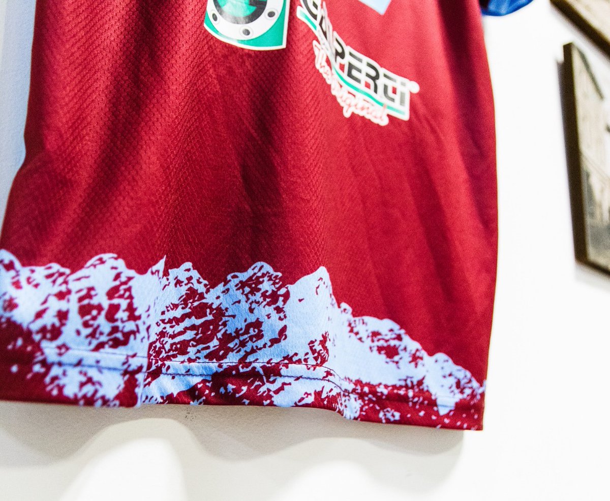 Calcio Lecco 1912 have unveiled their 2024/25 Third football shirt by Legea, reintroducing the maroon colour complemented by light blue accents, inspired by key landmarks in Lecco.

On the front, beneath the sponsor Pirovano, is an image of the San Nicolò bell tower, known as the