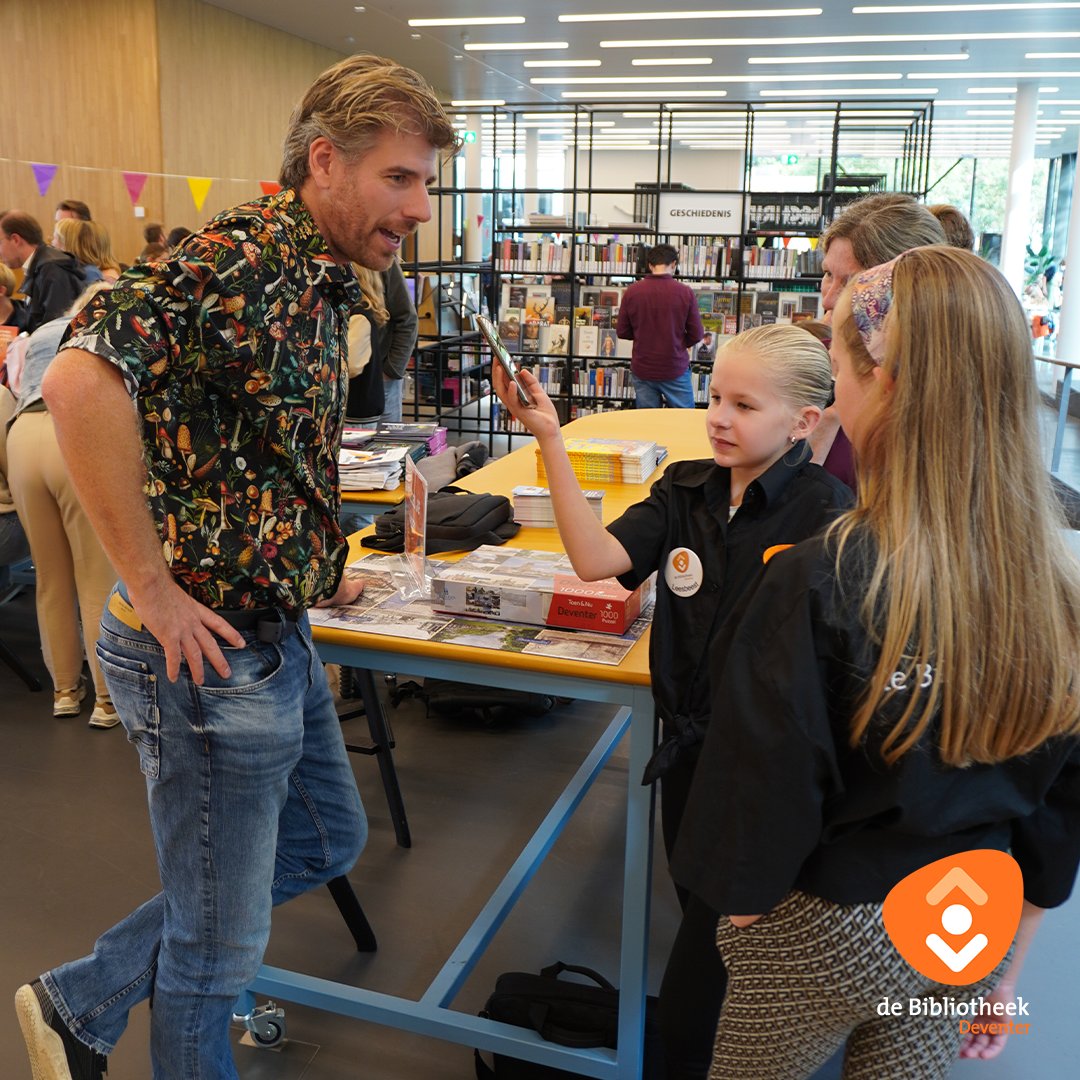 Benieuwd hoe het Kinderboekenweekspektakel was? Beleef het mee in de podcast Boekenwurmen &amp; Luistergappies! Duende, Linde, Carmen, Liese, Tim, Raja en Sam interviewen kinderboekenschrijvers en nemen je mee in alle activiteiten van die dag: tinyurl.com/zavrxvc2.