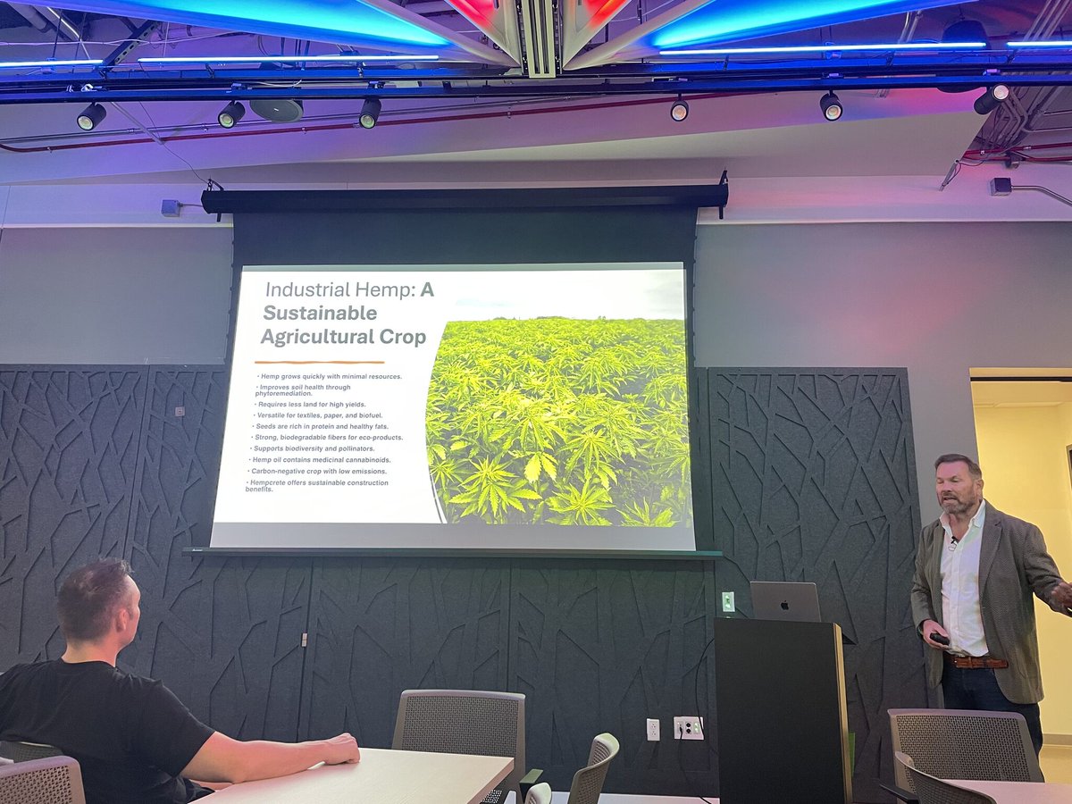 Leung_Lab's tweet image. This semester's @ASUNewCollege Seminars for #CannabisEnvHealth are a blast! Special thanks to our proud @ASU alumni Mike McMahon, Dr. Kimbery Gwinn (@UTKnoxville), and Dr. Nichole Reisdorph (#CUAnschutz) for their excellent talks on hemp, biopesticides, and microbiome! πΏπππ