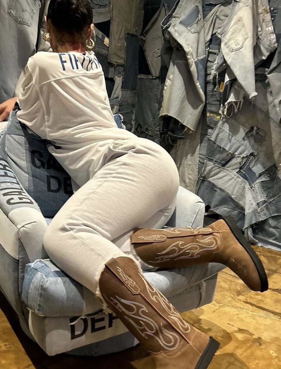 StreetFashion01's tweet photo. Gallery Dept x Ugg (2024) https://t.co/ZQ3xpm01te