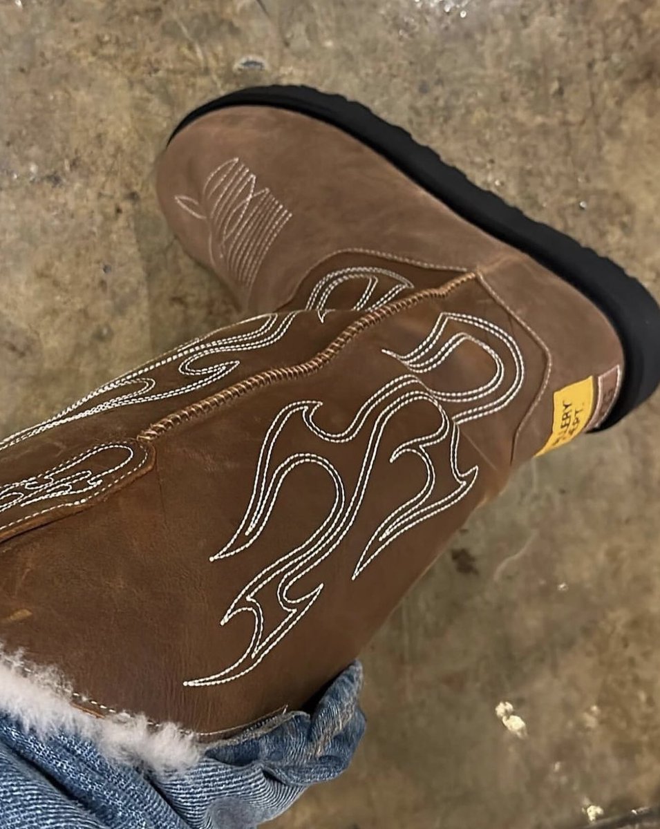StreetFashion01's tweet photo. Gallery Dept x Ugg (2024) https://t.co/ZQ3xpm01te