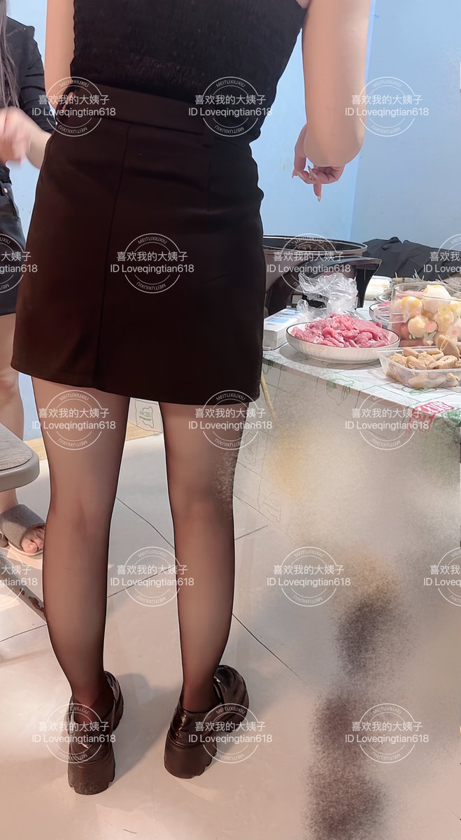 随手拍了拍老婆和大姐，堂姐到小区了，快来了，这两天老婆练习瑜伽穿的挺好看的，老婆今天穿的皮裙没穿丝袜
大姐就是每天穿的衣服，裙子丝袜，天气原因，基本上每天都有穿丝袜，晚上喝点小酒，你们说我要不要在饭桌上在提一下下午和老婆聊得话题 https://t.co/dHyFdvjPWc