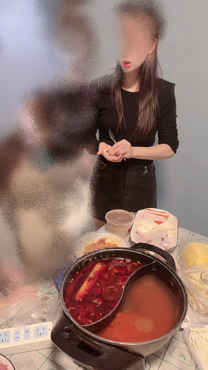 随手拍了拍老婆和大姐，堂姐到小区了，快来了，这两天老婆练习瑜伽穿的挺好看的，老婆今天穿的皮裙没穿丝袜
大姐就是每天穿的衣服，裙子丝袜，天气原因，基本上每天都有穿丝袜，晚上喝点小酒，你们说我要不要在饭桌上在提一下下午和老婆聊得话题 https://t.co/dHyFdvjPWc