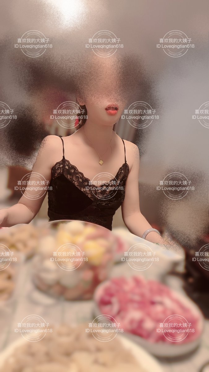 随手拍了拍老婆和大姐，堂姐到小区了，快来了，这两天老婆练习瑜伽穿的挺好看的，老婆今天穿的皮裙没穿丝袜
大姐就是每天穿的衣服，裙子丝袜，天气原因，基本上每天都有穿丝袜，晚上喝点小酒，你们说我要不要在饭桌上在提一下下午和老婆聊得话题 https://t.co/dHyFdvjPWc
