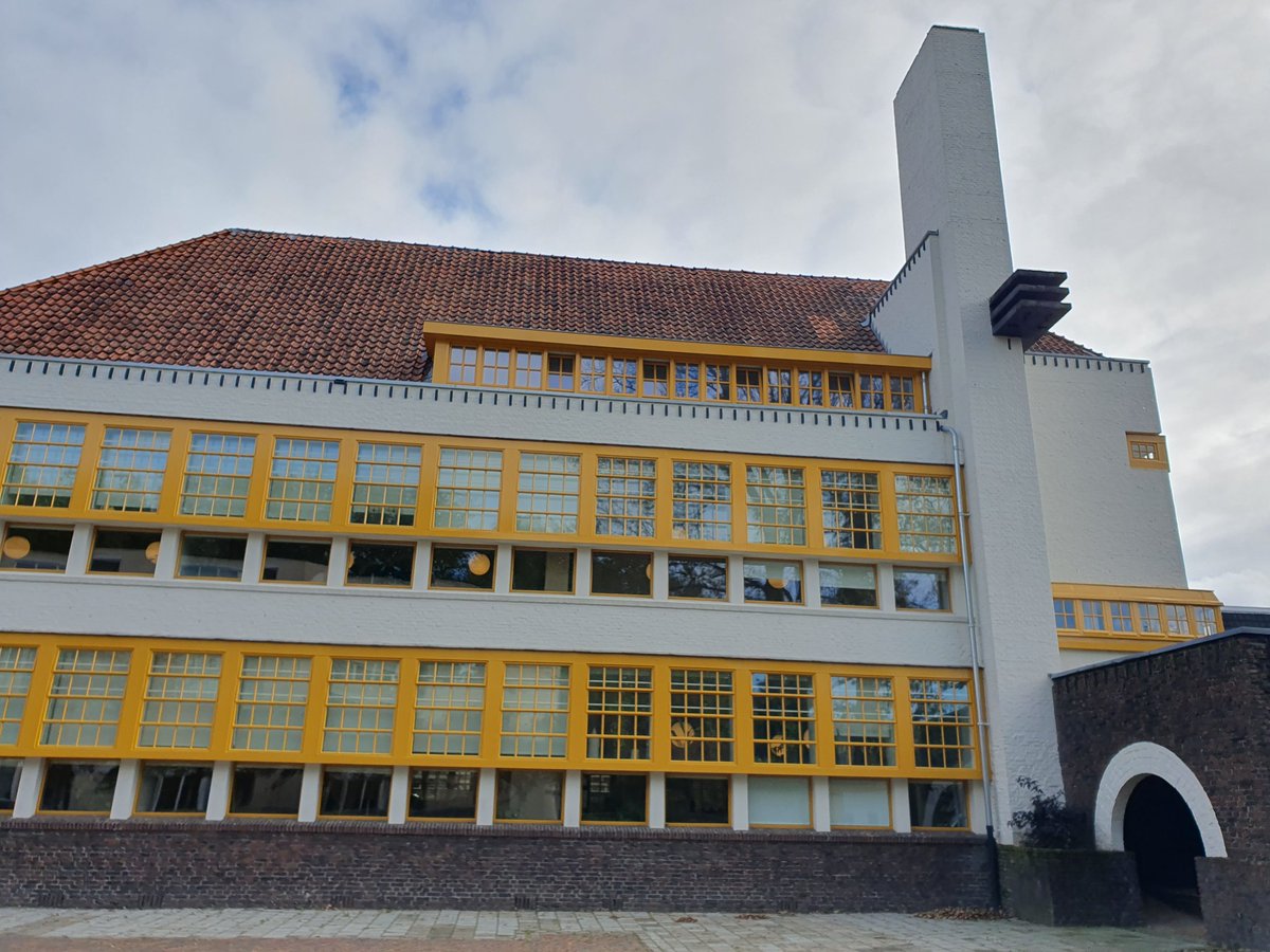 Daarnet overleg in een fantastisch mooi gebouw gehad..
Rabenhauptstraat 65 Groningen, voormalige school, ontwerp van Bouma in Kubistisch Expressionistische stijl. #erfgoed 
Meer info:
staatingroningen.nl/134/voormalig-…