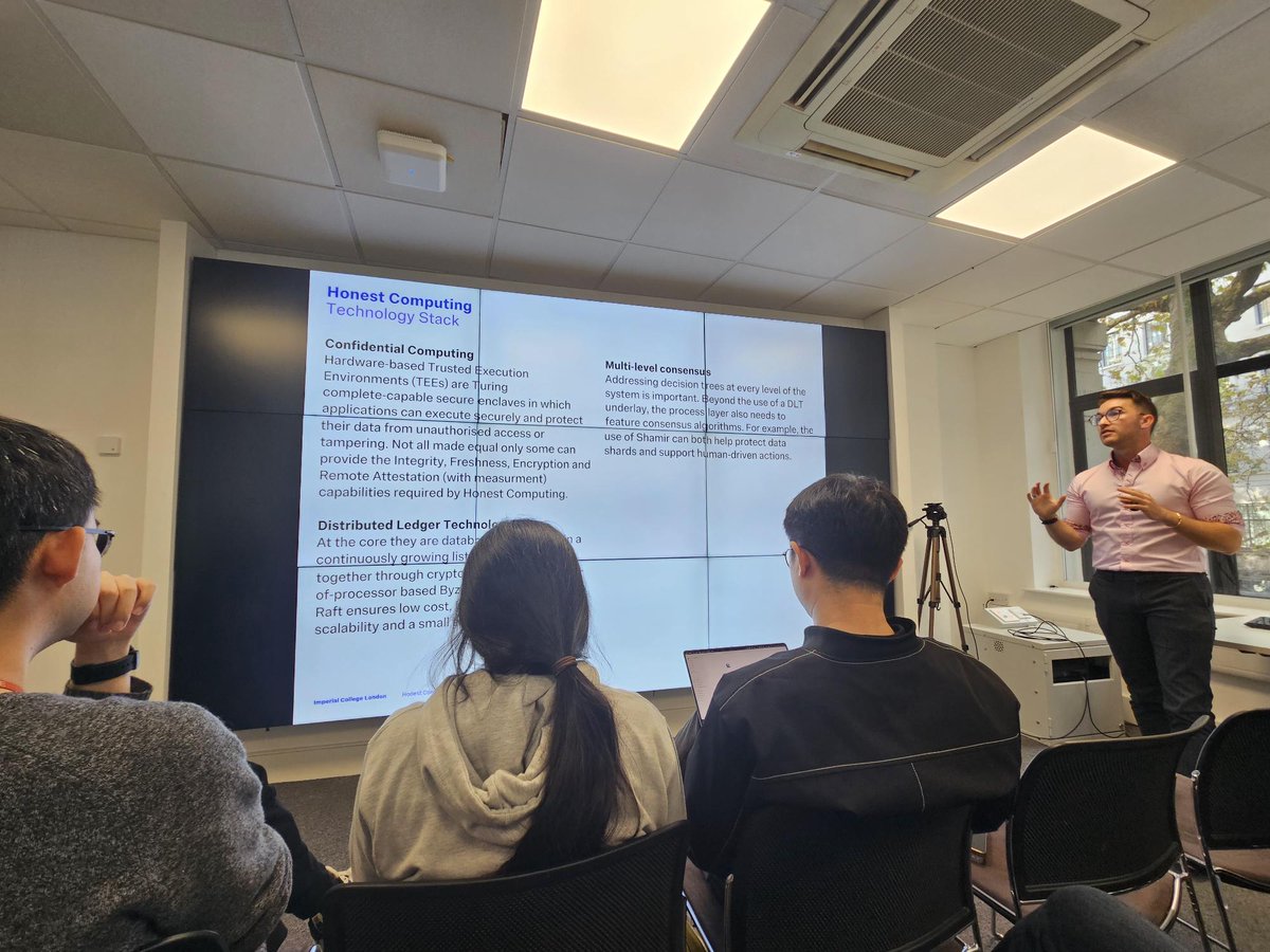KlaveNetwork's tweet image. Yesterday, @FlorianGuitton spoke at the @LSEDataScience Institute Squared event, highlighting the rise of #honestcomputing. The audience asked insightful questions on #honesty, #security & #technical aspects. Great to see growing interest from #policymakers & #datascientists!💡