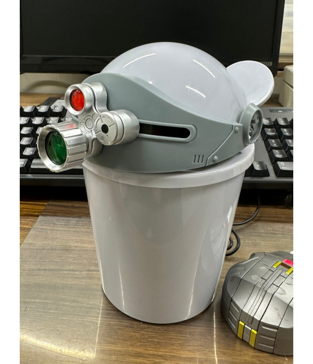 Studio_IronGear's tweet photo. 「週刊 スコープドッグをつくる」第１号299円と、100均製品でできた、最低野郎用の卓上ダストボックス。

むせる。 https://t.co/8zXTATymwU