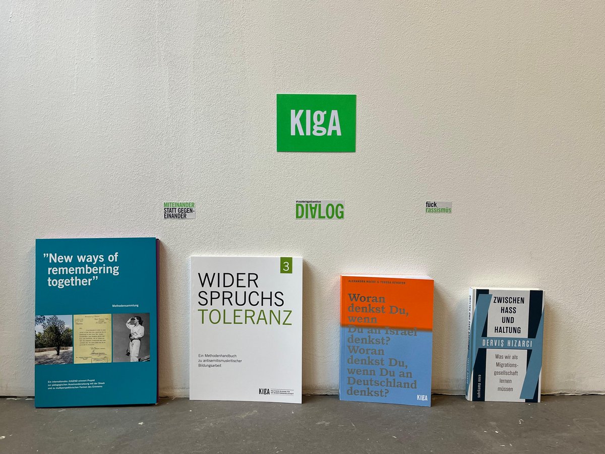 Bald ist es soweit! Die Frankfurter Buchmesse findet dieses Jahr vom 16.-20.10 statt und wir sind dabei. Mit Freude stellen wir euch unsere Publikationen vor und freuen uns auf bereichernde Gespräche. Kommt gerne vorbei! Unser Stand ist in Halle 3.1 und hat die Nummer B60.