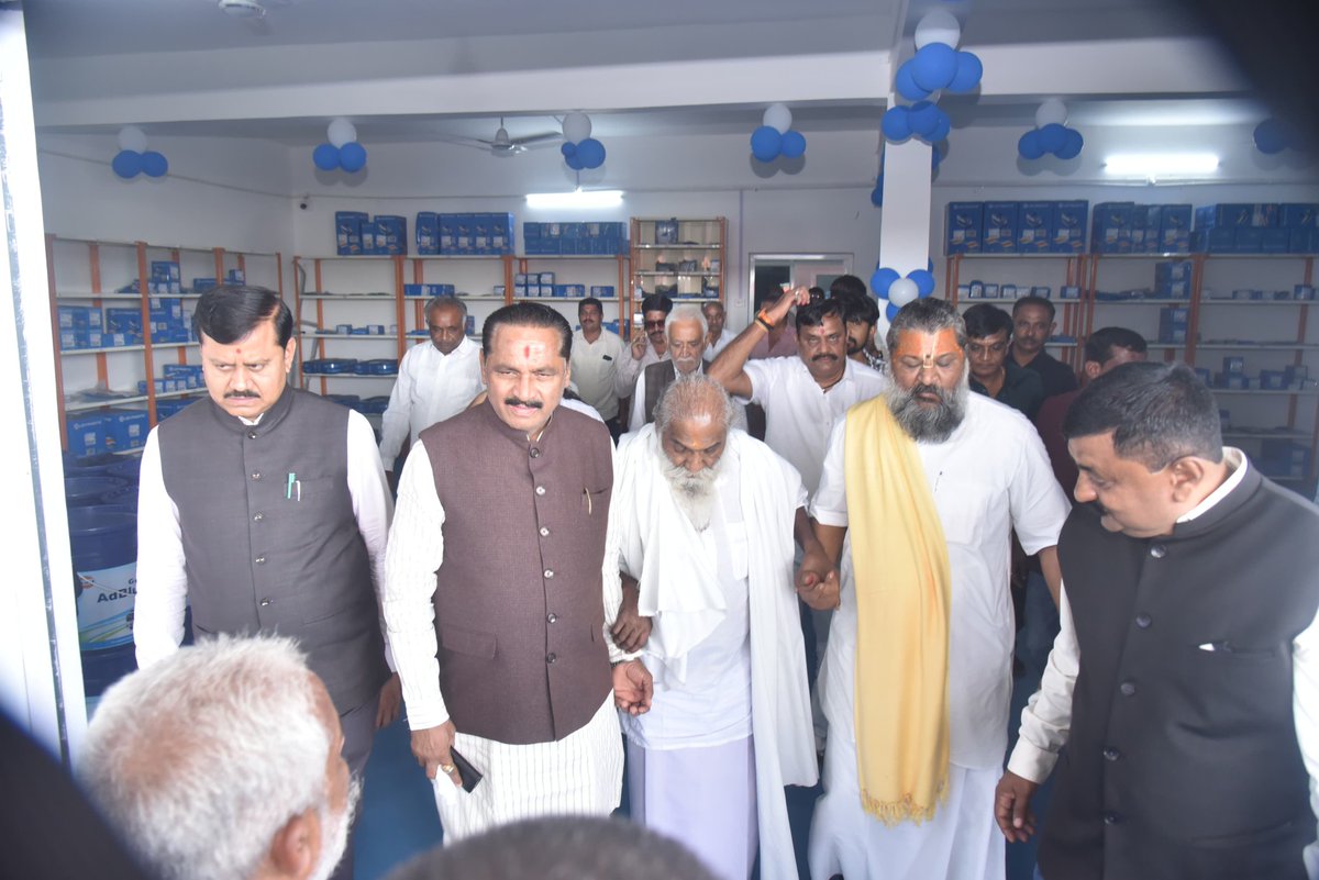 JagdishMakwana_'s tweet image. આજરોજ જાખણ ખાતે પ.પૂ મહંત શ્રી મહામંડલેશ્વર ૧૦૦૮ શ્રી લલીતકિશોરશરણ દાસજી બાપુ - મોટા મંદિર, લીંબડી તેમજ કબિર આશ્રમના મહંત ૫.પૂ મહંત શ્રી ચરણ દાસજી બાપુની વિશેષ ઉપસ્થિતિમાં આયોજિત &quot;જય શ્રી ખોડીયાર ઓટો મોબાઈલ્સ&quot;ના શુભારંભ પ્રસંગે ઉપસ્થિત રહી, નિમંત્રકોને શુભેચ્છાઓ પાઠવી.

આ પ્રસંગે…