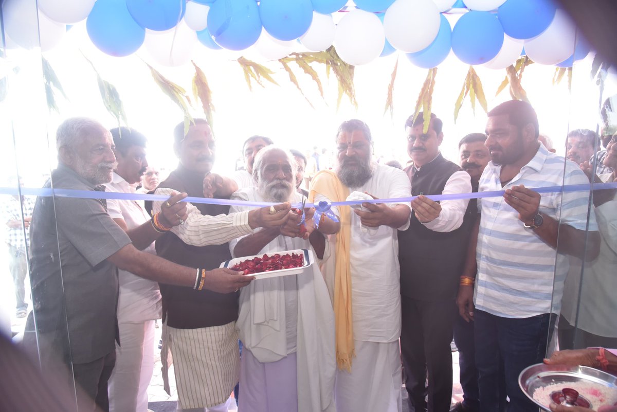 JagdishMakwana_'s tweet image. આજરોજ જાખણ ખાતે પ.પૂ મહંત શ્રી મહામંડલેશ્વર ૧૦૦૮ શ્રી લલીતકિશોરશરણ દાસજી બાપુ - મોટા મંદિર, લીંબડી તેમજ કબિર આશ્રમના મહંત ૫.પૂ મહંત શ્રી ચરણ દાસજી બાપુની વિશેષ ઉપસ્થિતિમાં આયોજિત &quot;જય શ્રી ખોડીયાર ઓટો મોબાઈલ્સ&quot;ના શુભારંભ પ્રસંગે ઉપસ્થિત રહી, નિમંત્રકોને શુભેચ્છાઓ પાઠવી.

આ પ્રસંગે…