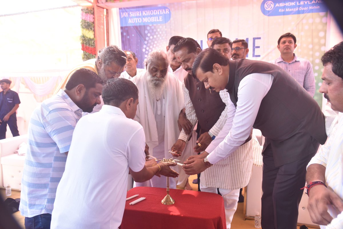 JagdishMakwana_'s tweet image. આજરોજ જાખણ ખાતે પ.પૂ મહંત શ્રી મહામંડલેશ્વર ૧૦૦૮ શ્રી લલીતકિશોરશરણ દાસજી બાપુ - મોટા મંદિર, લીંબડી તેમજ કબિર આશ્રમના મહંત ૫.પૂ મહંત શ્રી ચરણ દાસજી બાપુની વિશેષ ઉપસ્થિતિમાં આયોજિત &quot;જય શ્રી ખોડીયાર ઓટો મોબાઈલ્સ&quot;ના શુભારંભ પ્રસંગે ઉપસ્થિત રહી, નિમંત્રકોને શુભેચ્છાઓ પાઠવી.

આ પ્રસંગે…