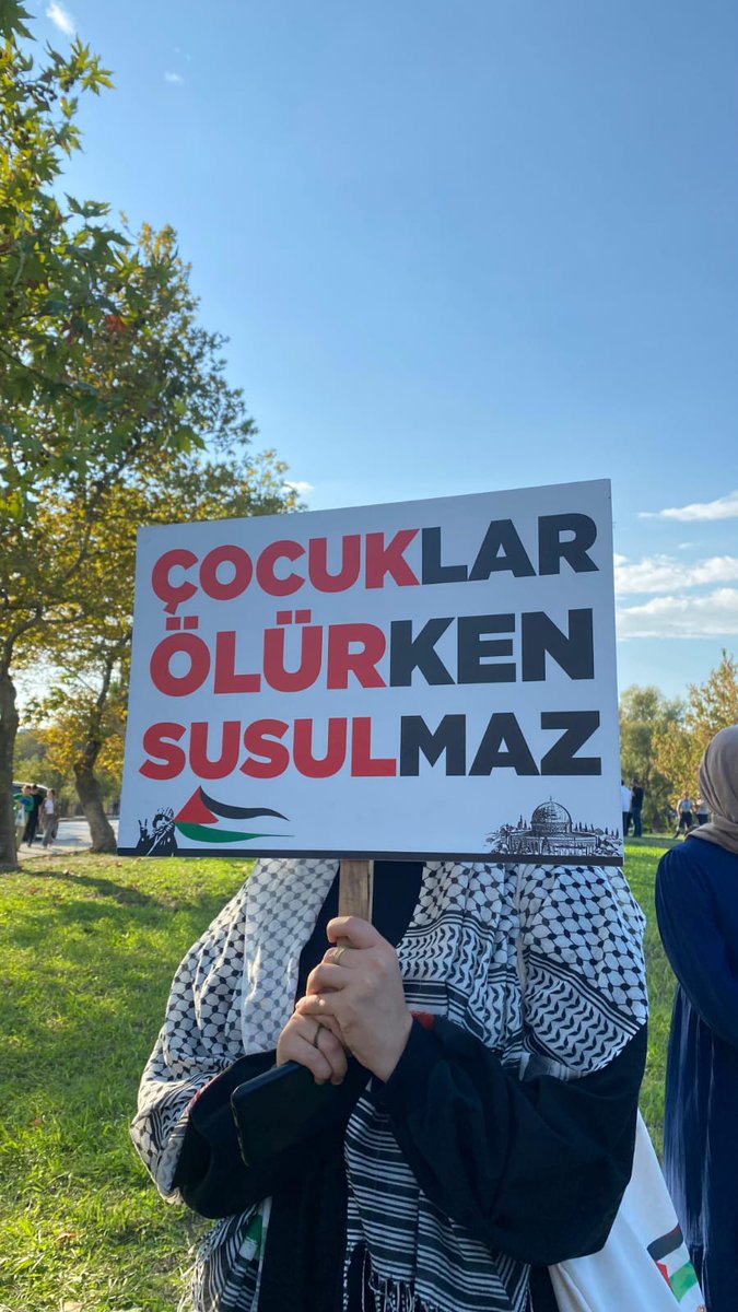 Uludağ Üniversitesi 'nin vicdan sahibi öğrencileri olarak düzenlediğimiz "Filistin'den Bir Sokak"  simülasyon eyleminde bizlerde oradaydık. 

 Sadece bir simülasyondan ibaret olmayan  bu soykırımda kardeşlerimizin yanında olmaya devam edeceğiz. 🇵🇸

#tugvabursa #tügvaüniversite
